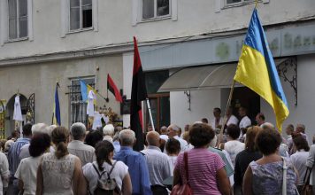 W Kijowie i innych miastach Ukrainy marsze ku czci UPA. Prezydent Poroszenko: wyczyny UPA przykładem na zawsze PolitykaPolska Flagi ukr