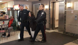 Prawo do życia (Kanada): Mary Wagner ponownie aresztowana za rozdawanie róż w "klinice" aborcyjnej 3 Prawo do życia (Kanada): Mary Wagner ponownie aresztowana za rozdawanie róż w "klinice" aborcyjnej Mary Wagner