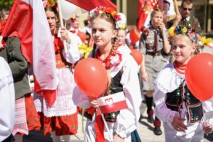 Wesoło, kolorowo i patriotycznie. Polski przemarsz w sercu Wilna. Relacja Andrzeja Zapałowskiego 131 Wesoło, kolorowo i patriotycznie. Polski przemarsz w sercu Wilna. Relacja Andrzeja Zapałowskiego 0009 pochod polonia polacy fot.M.Paszkowska