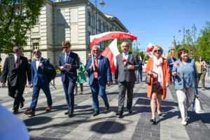 Wesoło, kolorowo i patriotycznie. Polski przemarsz w sercu Wilna. Relacja Andrzeja Zapałowskiego 137 Wesoło, kolorowo i patriotycznie. Polski przemarsz w sercu Wilna. Relacja Andrzeja Zapałowskiego 0029 pochod polonia polacy fot.M.Paszkowska