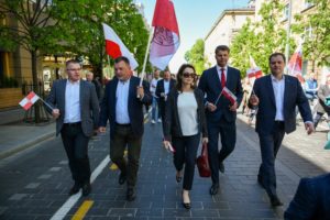 Wesoło, kolorowo i patriotycznie. Polski przemarsz w sercu Wilna. Relacja Andrzeja Zapałowskiego 145 Wesoło, kolorowo i patriotycznie. Polski przemarsz w sercu Wilna. Relacja Andrzeja Zapałowskiego 0051 pochod polonia polacy fot.M.Paszkowska