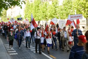 Wesoło, kolorowo i patriotycznie. Polski przemarsz w sercu Wilna. Relacja Andrzeja Zapałowskiego 151 Wesoło, kolorowo i patriotycznie. Polski przemarsz w sercu Wilna. Relacja Andrzeja Zapałowskiego 0077 pochod polonia polacy fot.M.Paszkowska
