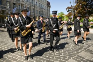 Wesoło, kolorowo i patriotycznie. Polski przemarsz w sercu Wilna. Relacja Andrzeja Zapałowskiego 163 Wesoło, kolorowo i patriotycznie. Polski przemarsz w sercu Wilna. Relacja Andrzeja Zapałowskiego 0135 pochod polonia polacy fot.M.Paszkowska