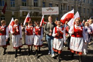 Wesoło, kolorowo i patriotycznie. Polski przemarsz w sercu Wilna. Relacja Andrzeja Zapałowskiego 174 Wesoło, kolorowo i patriotycznie. Polski przemarsz w sercu Wilna. Relacja Andrzeja Zapałowskiego 0177 pochod polonia polacy fot.M.Paszkowska