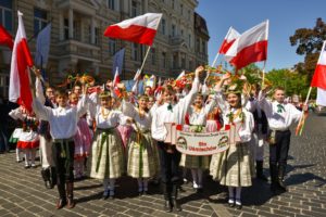Wesoło, kolorowo i patriotycznie. Polski przemarsz w sercu Wilna. Relacja Andrzeja Zapałowskiego 181 Wesoło, kolorowo i patriotycznie. Polski przemarsz w sercu Wilna. Relacja Andrzeja Zapałowskiego 0203 pochod polonia polacy fot.M.Paszkowska