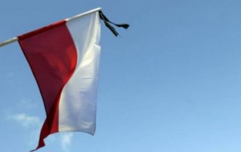 11 lipca wywieś polską flagę z kirem oraz zapal wieczorem Znicz Pamięci w oknie PolitykaPolska Flaga z kirem e1531237487732