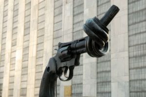 ONZ nakazuje państwom wspieranie aborcji 3 ONZ nakazuje państwom wspieranie aborcji Pistolet przy ONZ