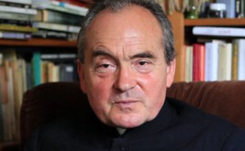 Medal Przemysła II dla ks. Stanisława Małkowskiego. Odznaczenie przyznał Zarząd AKO im. Lecha Kaczyńskiego w Poznaniu PolitykaPolska ks Stanislaw Malkowski