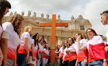 Słowo na 1. niedzielę Wielkiego Postu: Wolni jesteśmy, gdy wierzymy w Chrystusa Zwycięzcę śmierci, piekła i szatana – ks. Stanisław PolitykaPolska Krzyz mogielnica