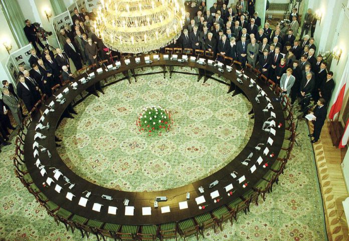 Okragly-stol-Polska-2