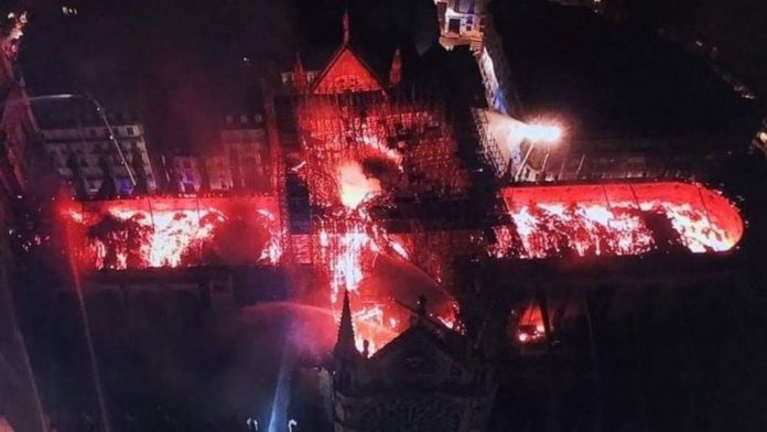 Notre-Dame-swiatynia-na-planie-krzyza