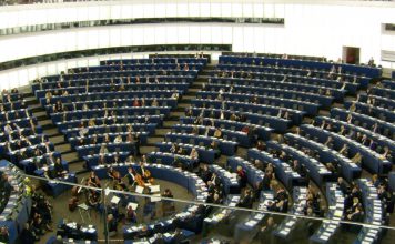 Kiedy Paryż od roku w każdą sobotę płonie, PolitykaPolska Parlament europejski ludzie poslowie