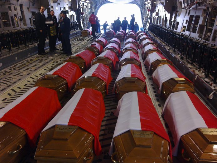 Trumny z ciałami ofiar katastrofy polskiego Tu-154M