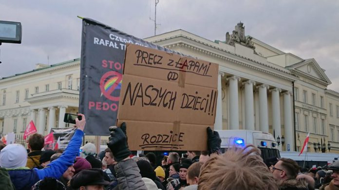 Precz-z-lapami-od-naszych-dzieci-protest-rodzicow-LGBT