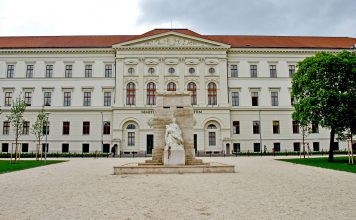 Doradca Orbana: UE dała anonimowe, bankowe karty prepaid 2 mln migrantom. Kosztuje to nas 1.55 mld euro PolitykaPolska Wegry Narodowy Uniwersytet Sluzby Publicznej