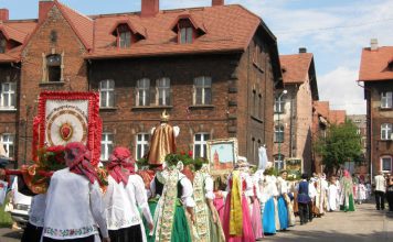 Chodzenie do kościoła wydłuża życie – wyniki badań PolitykaPolska Procesja Bozego Ciala Swietochlowice Lipiny