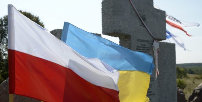 Flagi-polska-ukrainska-pomnik