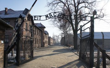 KL Auschwitz: 9 sierpnia św. Teresy Benedykty od Krzyża, 14 sierpnia wspomnienie męczeńskiej śmierci św. Maksymiliana PolitykaPolska KL Auschwitz German Nazi Concentration Camp in occupied Poland