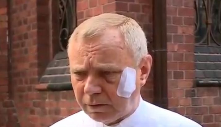 Szczecin: 3 mężczyzn pobiło księdza w zakrystii. Chcieli „odprawić mszę”. Czy szefowa MSWiA się zdecydowanie wypowie ? 3 Szczecin: 3 mężczyzn pobiło księdza w zakrystii. Chcieli „odprawić mszę”. Czy szefowa MSWiA się zdecydowanie wypowie ? Szczecin zaatakowany ksiadz pralat A Ziejewski