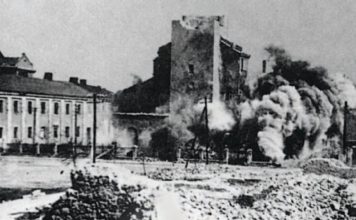 Pierwszego września na krótko otwiera się przed nami okno historii. Tego dnia nikt chyba nie będzie śmiał zaprzeczyć faktom. PolitykaPolska Wielun naloty Luftwaffe 1 9 1939 ranek 1