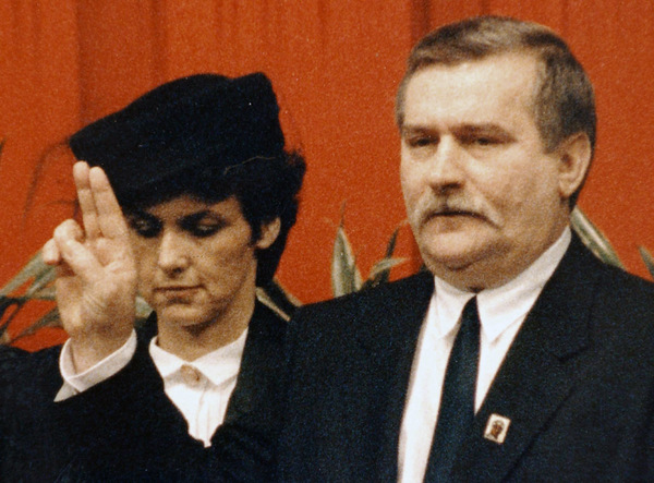 1989-2019: Droga od elektryka-prezydenta do coraz bardziej świadomego narodu Lech Walesa 1990 przysiega
