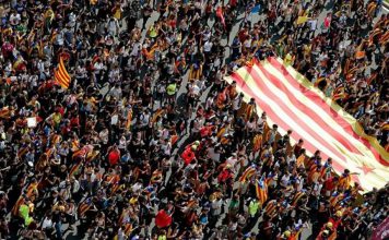 Separatyzm Katalonii – ale o co tam właściwie chodzi ? PolitykaPolska Barcelona Katalonia tlum i flaga