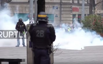 Pierwszy wyrok w sprawie policjanta nadużywającego przemocy wobec Żółtych Kamizelek PolitykaPolska Protest żołtych kamizelek w Nantes