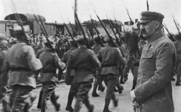 1920-2020: 100 lat od nawały bolszewickiej na Polskę, ale w dużej mierze sprokurowanej przez bezsensowną „wyprawę kijowską” marsz. Piłsudskiego PolitykaPolska Jozef Pilsudski podczas defilady wojska