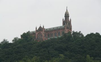 Zdrowaś Maryjo po chińsku. Modlitwa i nowenna (15-24 maja) za Kościół w Chinach PolitykaPolska She Shan Basilica