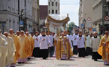 Centralna procesja Bożego Ciała w Krakowie: Niesiony w procesjach eucharystycznych Chrystus mówi: Jestem z wami! Jestem dla was! PolitykaPolska Boze Cialo 2020 Krakow