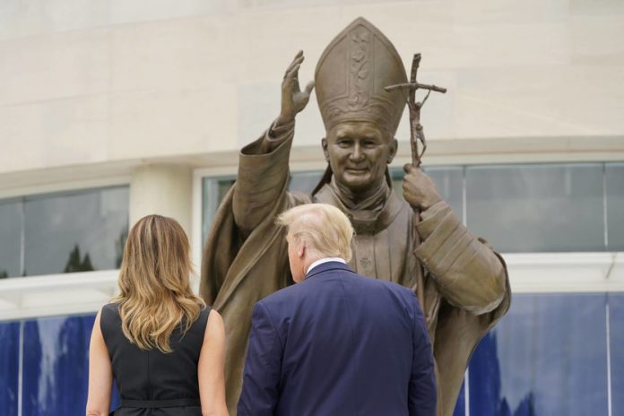 Panstwo-Trump-przy-pomniku-JPII