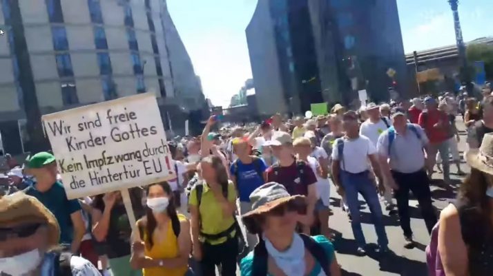 1 sierpnia 2020: Wielkie protesty w Niemczech przeciwko totalitaryzmowi koronawirusowemu Berlin 1 8 2020 Wolne dzieci Boga