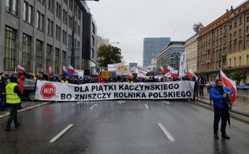 Masowy protest rolników w Warszawie – solidarność taksówkarzy z rolnikami, którzy zablokowali drogę PolitykaPolska Masowy protest rolnikow w Warszawie 13 10 2020
