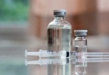 Farmaceuci mają wątpliwości: Tok badań nie jest ukończony i nie wiemy, jak seniorzy będą reagować na szczepionkę