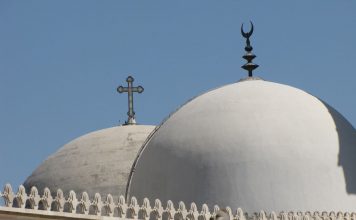Czy katolicy i muzułmanie wierzą w tego samego Boga? PolitykaPolska Świątynia chrześcijańska oraz islamska Aleppo Syria