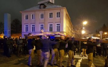 Ulicami Warszawy przeszła Męska Droga Krzyżowa. Podkreślamy rolę mężczyzny w obronie Wiary, Tradycji, Ojczyzny. PolitykaPolska Meska Droga Krzyzowa Warszawa 19 marca 2021